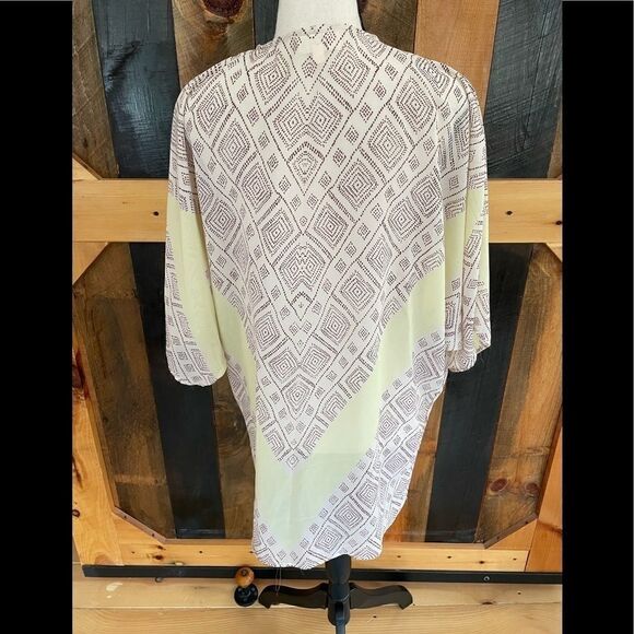 Dizzy Lizzy semi sheer kimono style open front top, size Large - Picture 4 of 5